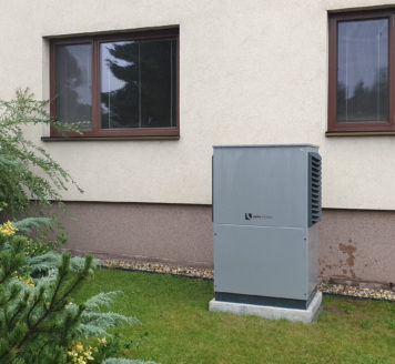 Venkovní instalace tepelného čerpadla vzduch-voda ve starším rodinném domě